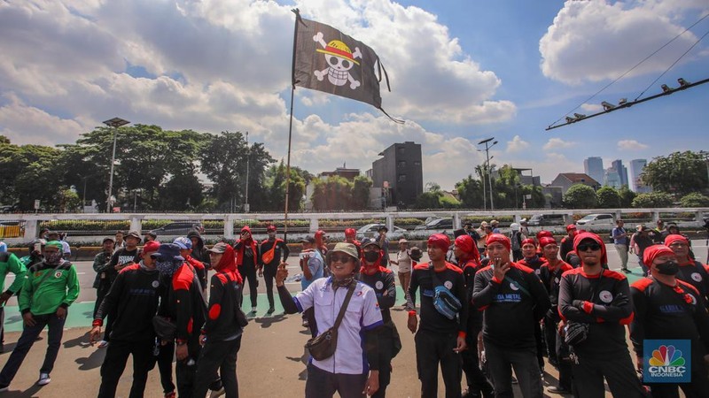 Massa buruh dari berbagai serikat pekerja mulai berdatangan untuk melakukan unjuk rasa di depan gedung DPR/MPR RI, Jakarta, Kamis (28/8/2025). (CNBC Indonesia/Faisal Rahman)