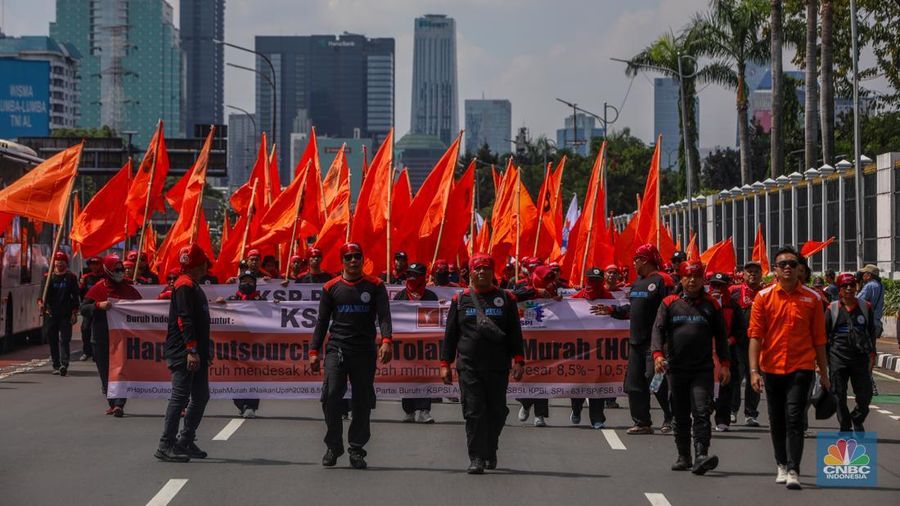 Demo Buruh DPR Massa buruh dari berbagai serikat pekerja mulai berdatangan untuk melakukan unjuk rasa di depan gedung DPR/MPR RI, Jakarta, Kamis (28/8/2025). (CNBC Indonesia/Faisal Rahman)
