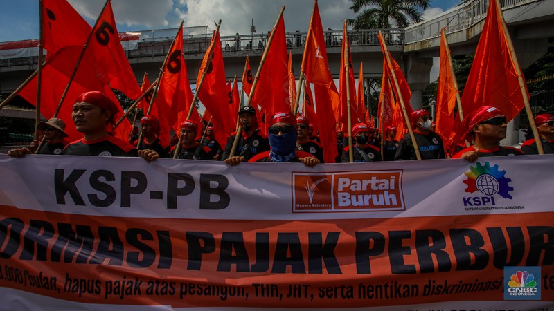 Demo Buruh DPR Massa buruh dari berbagai serikat pekerja mulai berdatangan untuk melakukan unjuk rasa di depan gedung DPR/MPR RI, Jakarta, Kamis (28/8/2025). (CNBC Indonesia/Faisal Rahman)