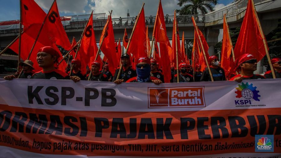 Massa buruh dari berbagai serikat pekerja mulai berdatangan untuk melakukan unjuk rasa di depan gedung DPR/MPR RI, Jakarta, Kamis (28/8/2025). (CNBC Indonesia/Faisal Rahman)