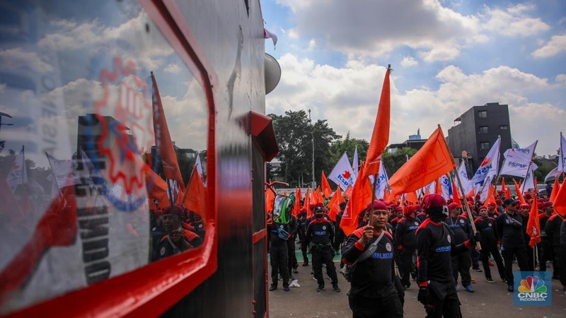 Massa buruh dari berbagai serikat pekerja mulai berdatangan untuk melakukan unjuk rasa di depan gedung DPR/MPR RI, Jakarta, Kamis (28/8/2025). (CNBC Indonesia/Faisal Rahman)