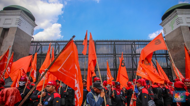 Demo Buruh DPR Massa buruh dari berbagai serikat pekerja mulai berdatangan untuk melakukan unjuk rasa di depan gedung DPR/MPR RI, Jakarta, Kamis (28/8/2025). (CNBC Indonesia/Faisal Rahman)