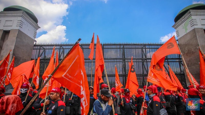 Massa buruh dari berbagai serikat pekerja mulai berdatangan untuk melakukan unjuk rasa di depan gedung DPR/MPR RI, Jakarta, Kamis (28/8/2025). (CNBC Indonesia/Faisal Rahman)