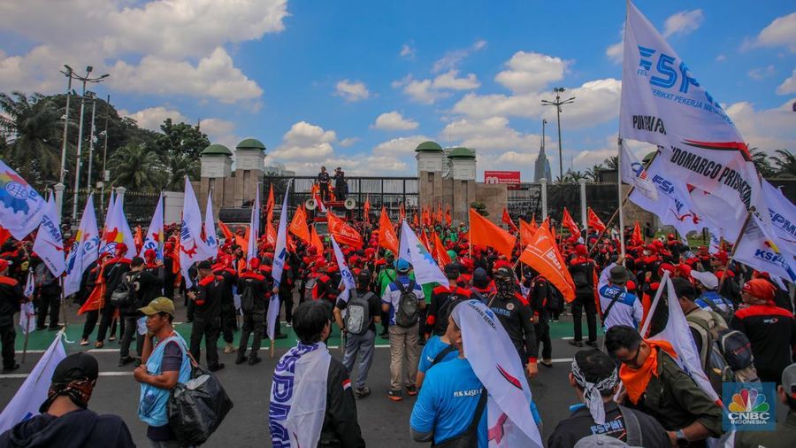 Massa buruh dari berbagai serikat pekerja mulai berdatangan untuk melakukan unjuk rasa di depan gedung DPR/MPR RI, Jakarta, Kamis (28/8/2025). (CNBC Indonesia/Faisal Rahman)