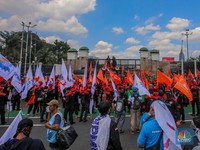 Jalan Gatsu Arah Slipi Ditutup Imbas Demo Buruh-Tol Dalkot Tersendat