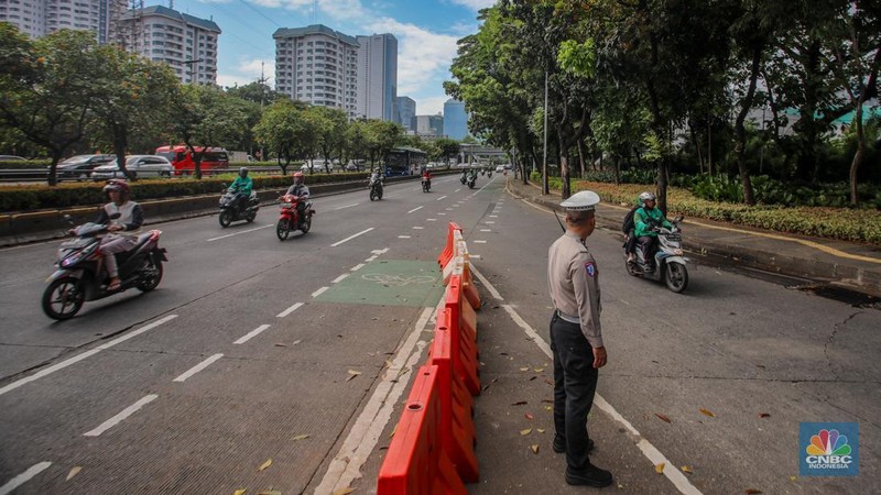 Jelang demo besar-besaran buruh ruas Jalan Jenderal Gatot Subroto hingga depan gedung DPR/MPR RI terpantau lancar. (CNBC Indonesia/Faisal Rahman)