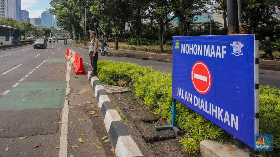 Jelang demo besar-besaran buruh ruas Jalan Jenderal Gatot Subroto hingga depan gedung DPR/MPR RI terpantau lancar. (CNBC Indonesia/Faisal Rahman)