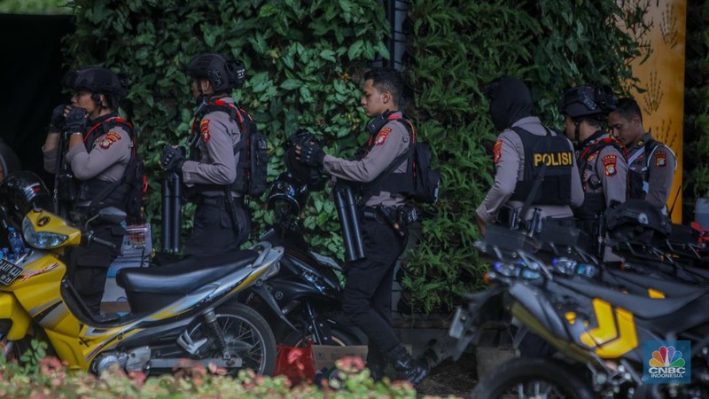 Jelang demo besar-besaran buruh ruas Jalan Jenderal Gatot Subroto hingga depan gedung DPR/MPR RI terpantau lancar. (CNBC Indonesia/Faisal Rahman)