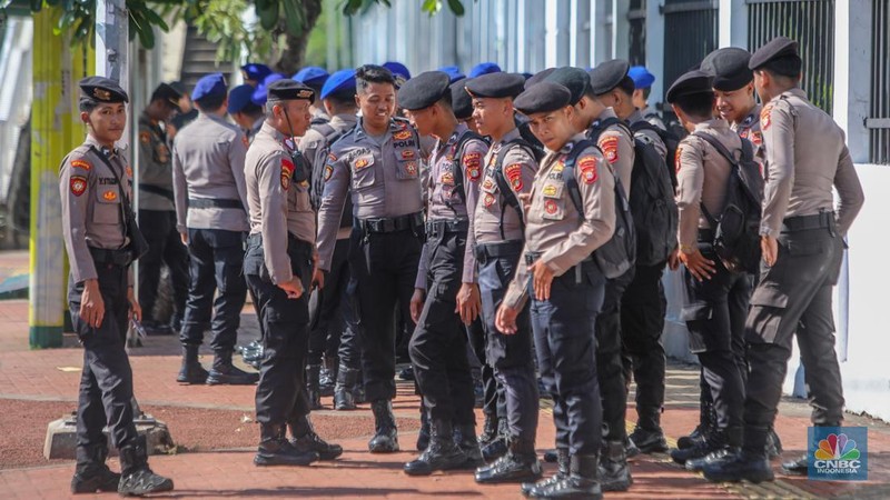 Jelang demo besar-besaran buruh ruas Jalan Jenderal Gatot Subroto hingga depan gedung DPR/MPR RI terpantau lancar. (CNBC Indonesia/Faisal Rahman)