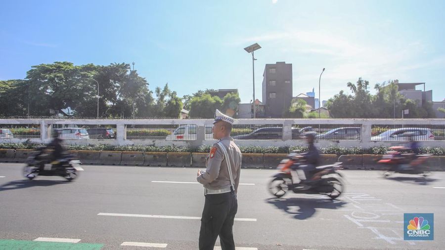 Jelang demo besar-besaran buruh ruas Jalan Jenderal Gatot Subroto hingga depan gedung DPR/MPR RI terpantau lancar. (CNBC Indonesia/Faisal Rahman) Jelang demo besar-besaran buruh ruas Jalan Jenderal Gatot Subroto hingga depan gedung DPR/MPR RI terpantau lancar. (CNBC Indonesia/Faisal Rahman)