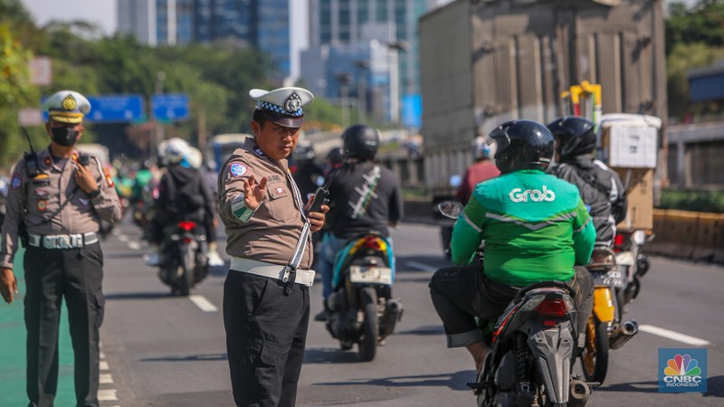 Jelang demo besar-besaran buruh ruas Jalan Jenderal Gatot Subroto hingga depan gedung DPR/MPR RI terpantau lancar. (CNBC Indonesia/Faisal Rahman) Jelang demo besar-besaran buruh ruas Jalan Jenderal Gatot Subroto hingga depan gedung DPR/MPR RI terpantau lancar. (CNBC Indonesia/Faisal Rahman)