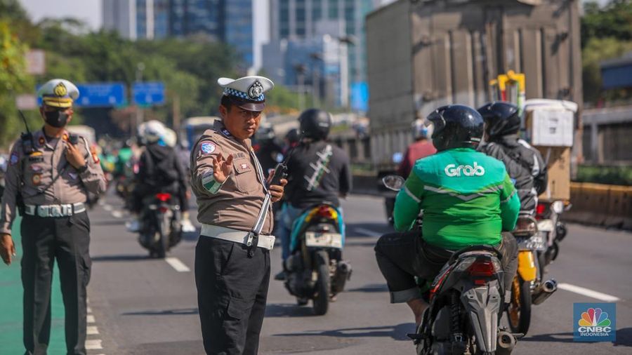 Jelang demo besar-besaran buruh ruas Jalan Jenderal Gatot Subroto hingga depan gedung DPR/MPR RI terpantau lancar. (CNBC Indonesia/Faisal Rahman)