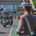Jelang demo besar-besaran buruh ruas Jalan Jenderal Gatot Subroto hingga depan gedung DPR/MPR RI terpantau lancar. (CNBC Indonesia/Faisal Rahman)