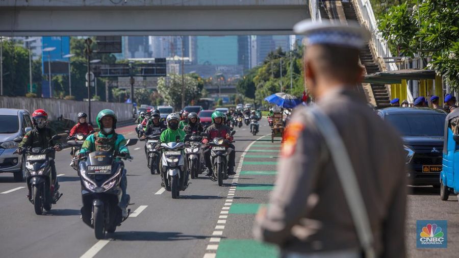 Jelang demo besar-besaran buruh ruas Jalan Jenderal Gatot Subroto hingga depan gedung DPR/MPR RI terpantau lancar. (CNBC Indonesia/Faisal Rahman)