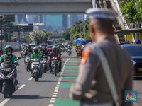 Jelang demo besar-besaran buruh ruas Jalan Jenderal Gatot Subroto hingga depan gedung DPR/MPR RI terpantau lancar. (CNBC Indonesia/Faisal Rahman)