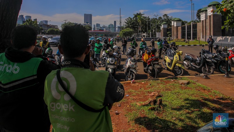 Jelang demo besar-besaran buruh ruas Jalan Jenderal Gatot Subroto hingga depan gedung DPR/MPR RI terpantau lancar. (CNBC Indonesia/Faisal Rahman) Jelang demo besar-besaran buruh ruas Jalan Jenderal Gatot Subroto hingga depan gedung DPR/MPR RI terpantau lancar. (CNBC Indonesia/Faisal Rahman)