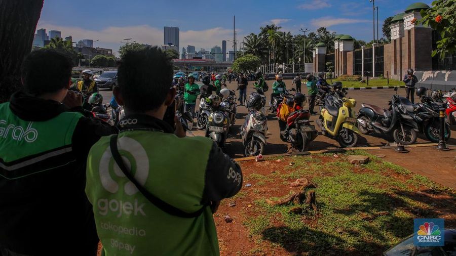 Jelang demo besar-besaran buruh ruas Jalan Jenderal Gatot Subroto hingga depan gedung DPR/MPR RI terpantau lancar. (CNBC Indonesia/Faisal Rahman)