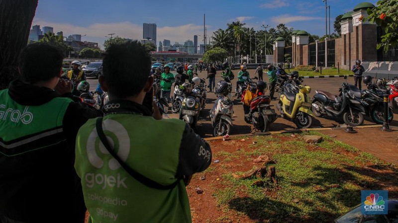 Jelang demo besar-besaran buruh ruas Jalan Jenderal Gatot Subroto hingga depan gedung DPR/MPR RI terpantau lancar. (CNBC Indonesia/Faisal Rahman)