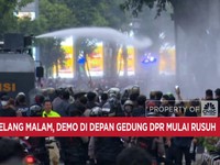 Video: Jelang Malam, Demonstran di Gedung DPR Mulai Rusuh