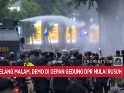 Video: Jelang Malam, Demonstran di Gedung DPR Mulai Rusuh