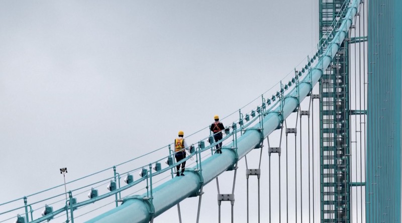 Jembatan Huajiang Grand Canyon di Provinsi Guizhou Jembatan Huajiang Grand Canyon di Provinsi Guizhou, Tiongkok barat daya, yang ditetapkan sebagai jembatan tertinggi di dunia, menyelesaikan uji beban utama pada hari Senin, menjelang pembukaan yang dijadwalkan pada akhir September. (Tangkapan Layar China Central Television via Reuters)