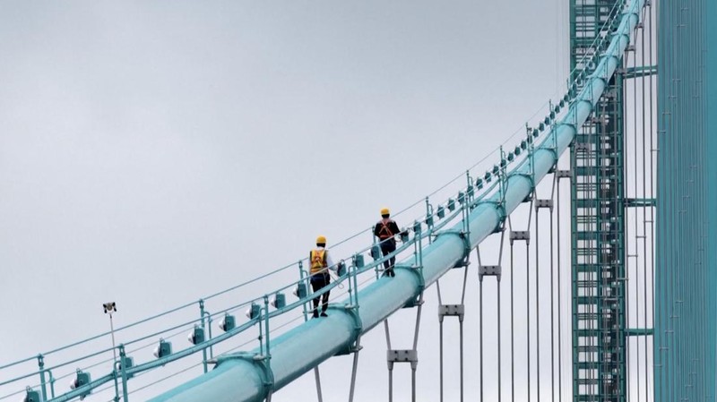 Jembatan Huajiang Grand Canyon di Provinsi Guizhou, Tiongkok barat daya, yang ditetapkan sebagai jembatan tertinggi di dunia, menyelesaikan uji beban utama pada hari Senin, menjelang pembukaan yang dijadwalkan pada akhir September. (Tangkapan Layar China Central Television via Reuters)