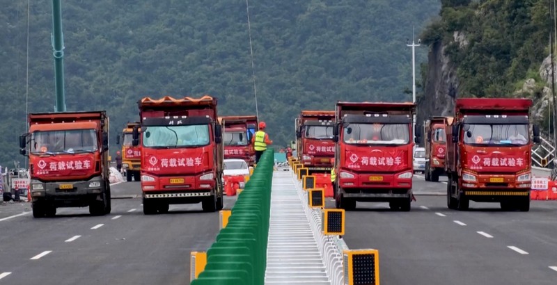 Jembatan Huajiang Grand Canyon di Provinsi Guizhou Jembatan Huajiang Grand Canyon di Provinsi Guizhou, Tiongkok barat daya, yang ditetapkan sebagai jembatan tertinggi di dunia, menyelesaikan uji beban utama pada hari Senin, menjelang pembukaan yang dijadwalkan pada akhir September. (Tangkapan Layar China Central Television via Reuters)