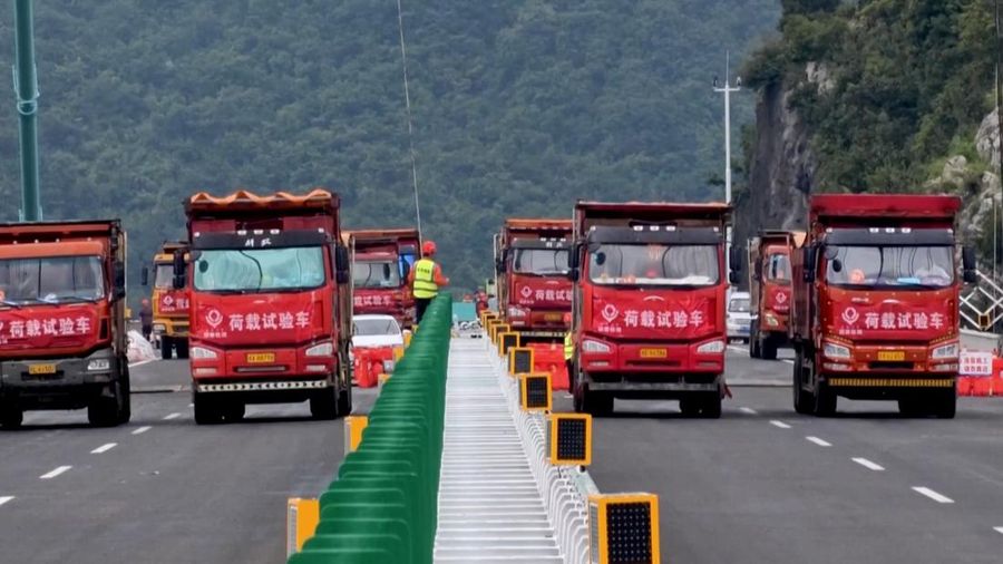 Jembatan Huajiang Grand Canyon di Provinsi Guizhou, Tiongkok barat daya, yang ditetapkan sebagai jembatan tertinggi di dunia, menyelesaikan uji beban utama pada hari Senin, menjelang pembukaan yang dijadwalkan pada akhir September. (Tangkapan Layar China Central Television via Reuters)
