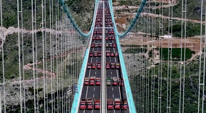 Jembatan Huajiang Grand Canyon di Provinsi Guizhou Jembatan Huajiang Grand Canyon di Provinsi Guizhou, Tiongkok barat daya, yang ditetapkan sebagai jembatan tertinggi di dunia, menyelesaikan uji beban utama pada hari Senin, menjelang pembukaan yang dijadwalkan pada akhir September. (Tangkapan Layar China Central Television via Reuters)