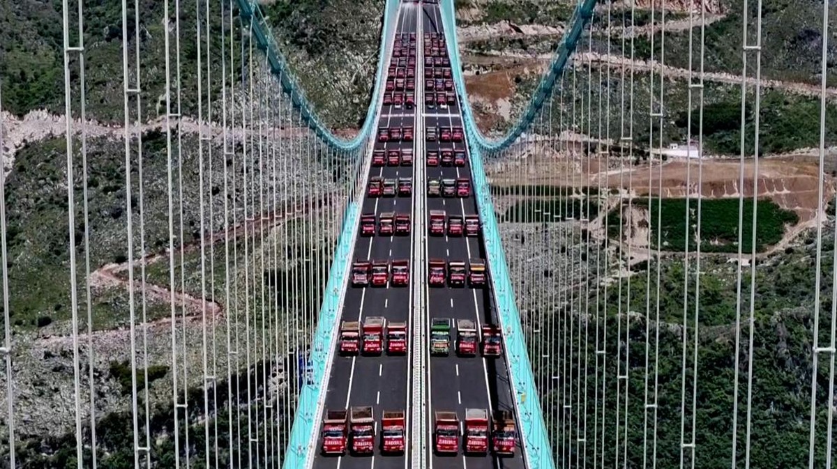 Potret Uji Coba Jembatan Tertinggi Dunia, Truk-Truk Berat 'Menyemut'