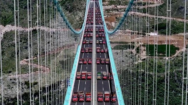 Potret Uji Coba Jembatan Tertinggi Dunia, Truk-Truk Berat 'Menyemut'