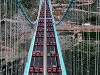 Potret Uji Coba Jembatan Tertinggi Dunia, Truk-Truk Berat 'Menyemut'