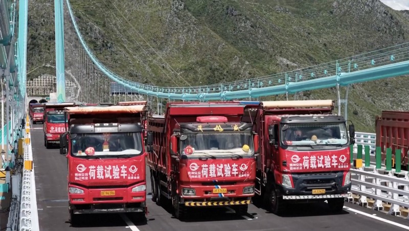 Jembatan Huajiang Grand Canyon di Provinsi Guizhou Jembatan Huajiang Grand Canyon di Provinsi Guizhou, Tiongkok barat daya, yang ditetapkan sebagai jembatan tertinggi di dunia, menyelesaikan uji beban utama pada hari Senin, menjelang pembukaan yang dijadwalkan pada akhir September. (Tangkapan Layar China Central Television via Reuters)