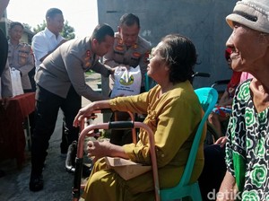 Hangatnya Kapolres Kediri Cangkrukan Bareng Lansia di Rumah Gusdurian