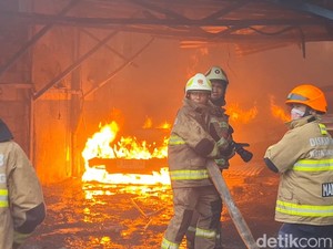 Kebakaran Hebat Landa Bengkel Mobil di Bandung, Belasan Kendaraan Hangus