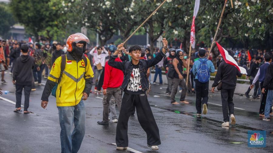Kericuhan demo mahasiswa di depan Gedung DPR RI, Senayan, Jakarta Pusat, Kamis (28/8/2025) merembet ke kawasan Senayan. (CNBC Indonesia/Faisal Rahman)
