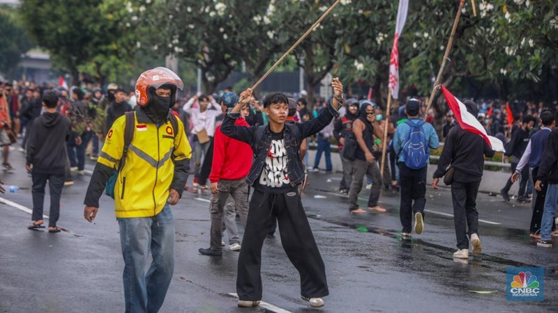 Kericuhan demo mahasiswa di depan Gedung DPR RI, Senayan, Jakarta Pusat, Kamis (28/8/2025) merembet ke kawasan Senayan. (CNBC Indonesia/Faisal Rahman)