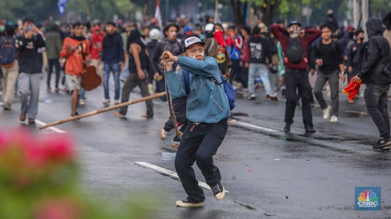 Kericuhan demo mahasiswa di depan Gedung DPR RI, Senayan, Jakarta Pusat, Kamis (28/8/2025) merembet ke kawasan Senayan. (CNBC Indonesia/Faisal Rahman)