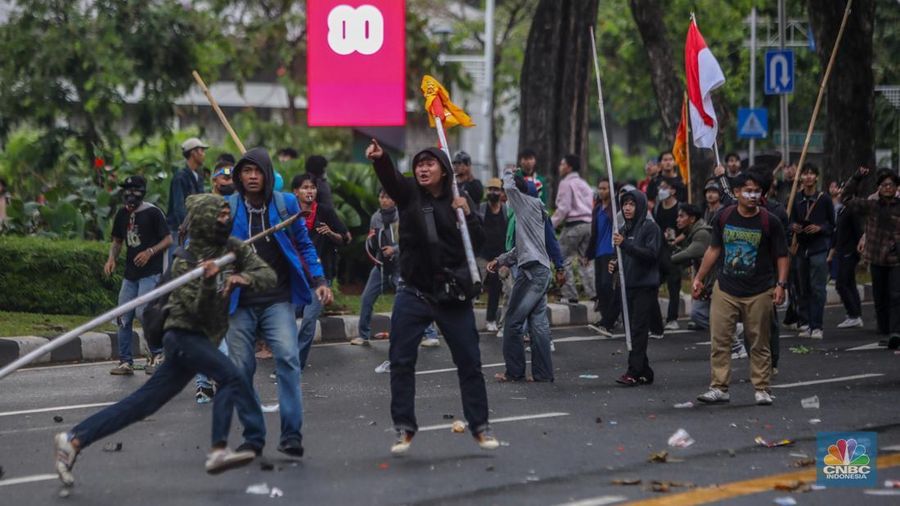 Kericuhan demo mahasiswa di depan Gedung DPR RI, Senayan, Jakarta Pusat, Kamis (28/8/2025) merembet ke kawasan Senayan. (CNBC Indonesia/Faisal Rahman)