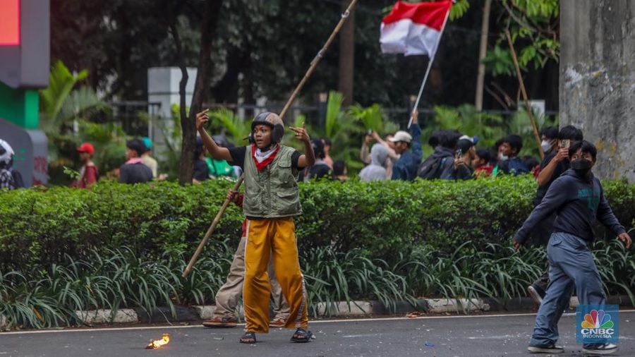 Kericuhan demo mahasiswa di depan Gedung DPR RI, Senayan, Jakarta Pusat, Kamis (28/8/2025) merembet ke kawasan Senayan. (CNBC Indonesia/Faisal Rahman)