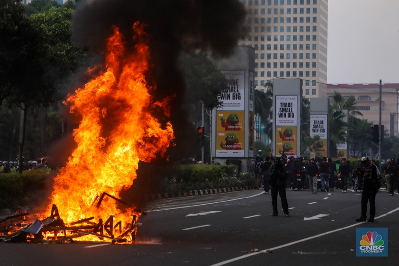 Kericuhan demo mahasiswa di depan Gedung DPR RI, Senayan, Jakarta Pusat, Kamis (28/8/2025) merembet ke kawasan Senayan. Kericuhan demo mahasiswa di depan Gedung DPR RI, Senayan, Jakarta Pusat, Kamis (28/8/2025) merembet ke kawasan Senayan. (CNBC Indonesia/Faisal Rahman)