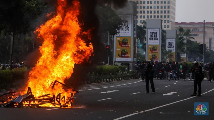 Kericuhan demo mahasiswa di depan Gedung DPR RI, Senayan, Jakarta Pusat, Kamis (28/8/2025) merembet ke kawasan Senayan. (CNBC Indonesia/Faisal Rahman)