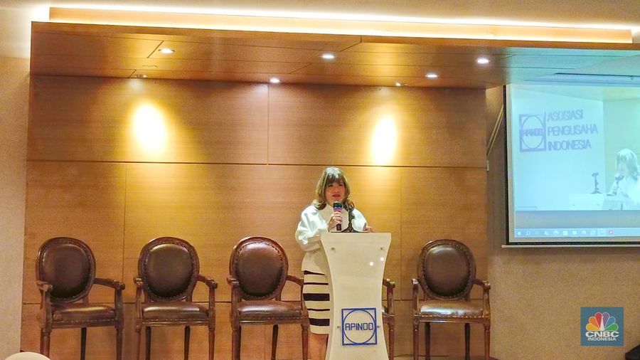 Ketua Umum Apindo Shinta W. Kamdani saat memberikan sambutan dalam forum diskusi bertajuk Future-Ready Supply Chains: Leveraging Indonesia's Bonded Facilities for Global Growth di kantor Apindo, Kamis (28/8/2025). (CNBC Indonesia/Martyasari Rizky)