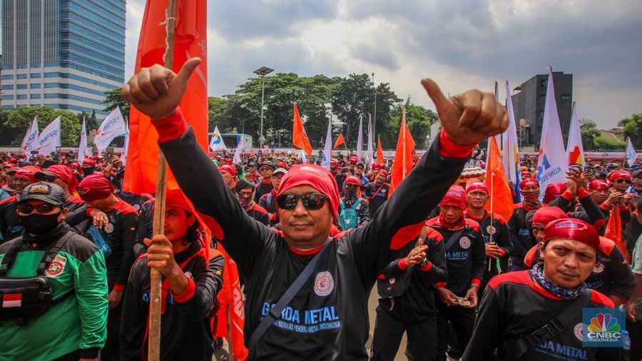 Massa buruh dari berbagai serikat pekerja melakukan aksi unjuk rasa di depan Gedung DPR/MPR RI, Jakarta, Kamis (28/8/2025). (CNBC Indonesia/Faisal Rahman)