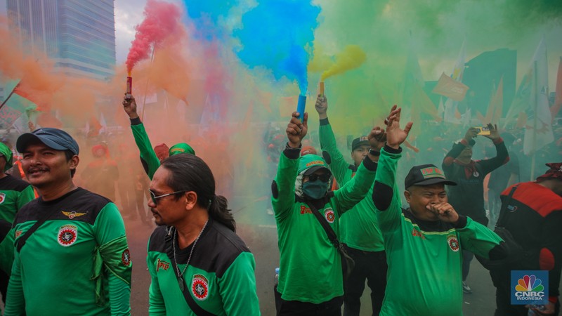Massa buruh dari berbagai serikat pekerja melakukan aksi unjuk rasa di depan Gedung DPR/MPR RI, Jakarta, Kamis (28/8/2025). (CNBC Indonesia/Faisal Rahman) Massa buruh dari berbagai serikat pekerja melakukan aksi unjuk rasa di depan Gedung DPR/MPR RI, Jakarta, Kamis (28/8/2025). (CNBC Indonesia/Faisal Rahman)