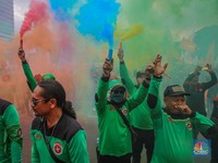 Penampakan Flare Warna-warni & Gambar Tikus Saat Demo Buruh 28 Agustus