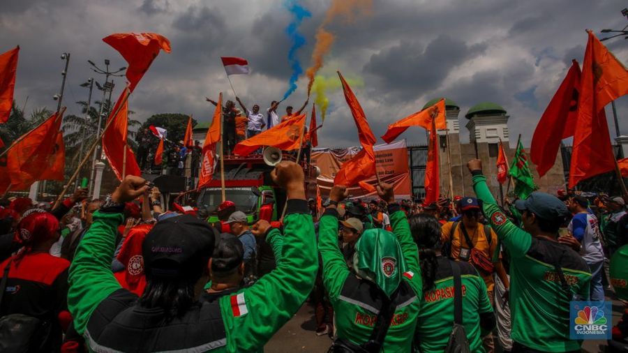 Massa buruh dari berbagai serikat pekerja melakukan aksi unjuk rasa di depan Gedung DPR/MPR RI, Jakarta, Kamis (28/8/2025). (CNBC Indonesia/Faisal Rahman)