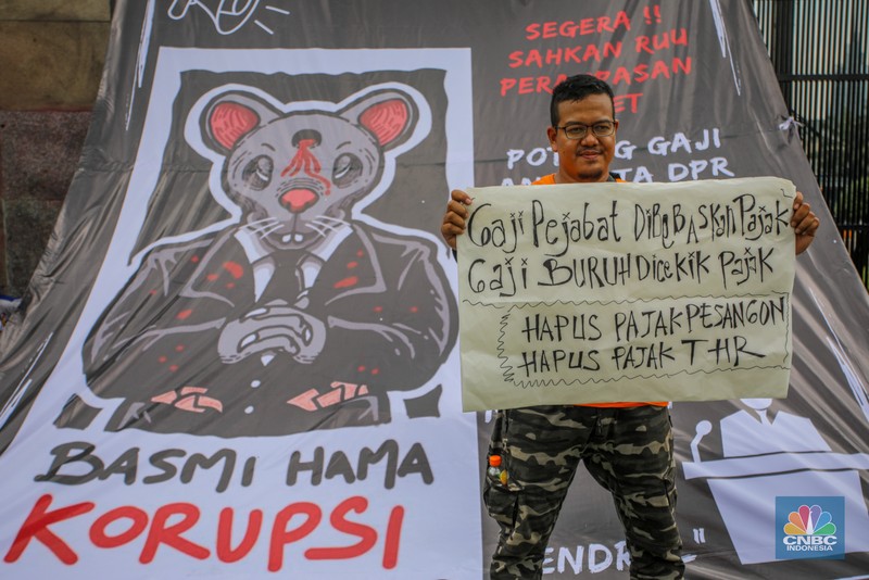 Massa buruh dari berbagai serikat pekerja melakukan aksi unjuk rasa di depan Gedung DPR/MPR RI, Jakarta, Kamis (28/8/2025). (CNBC Indonesia/Faisal Rahman)