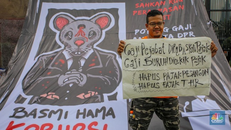 Massa buruh dari berbagai serikat pekerja melakukan aksi unjuk rasa di depan Gedung DPR/MPR RI, Jakarta, Kamis (28/8/2025). (CNBC Indonesia/Faisal Rahman)