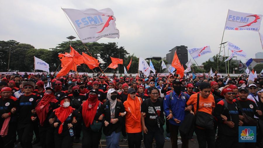 Massa buruh dari berbagai serikat pekerja melakukan aksi unjuk rasa di depan Gedung DPR/MPR RI, Jakarta, Kamis (28/8/2025). (CNBC Indonesia/Faisal Rahman)